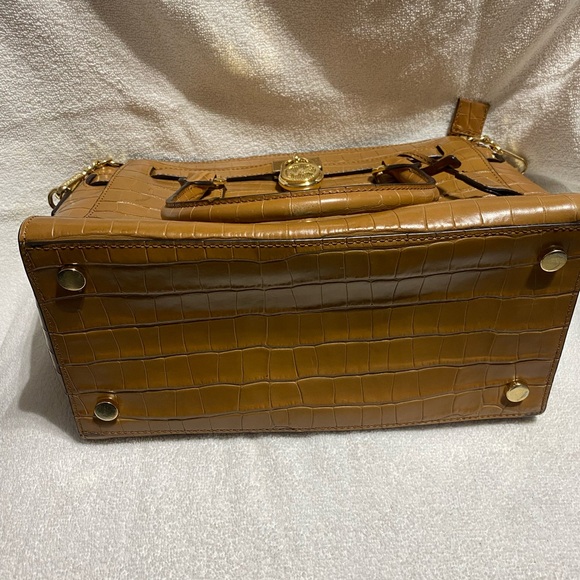 Micheal Kors Hamilton Camel Crossbody Just like new barely used good Condition. - Picture 11 of 11